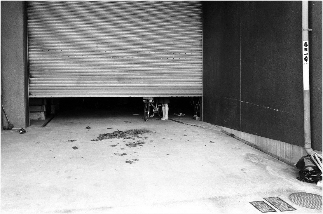 シャッター越しに見える脚